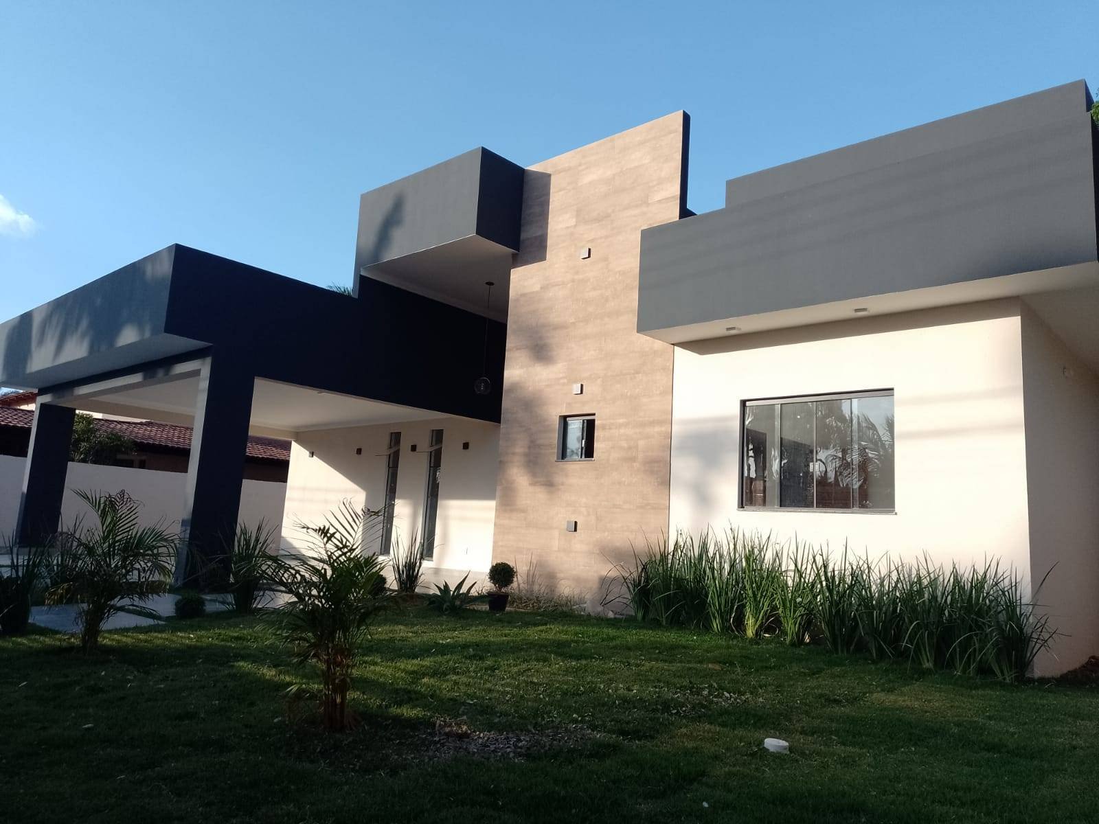 Casa térrea com volumes